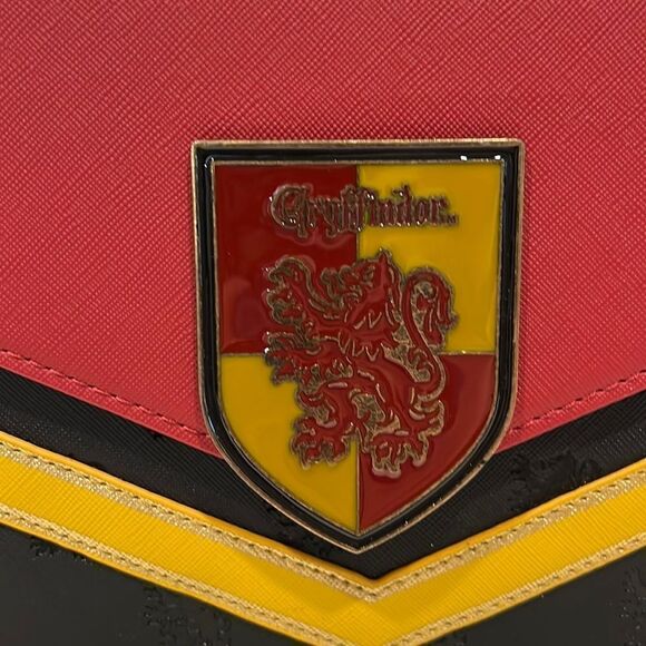 Loungefly Harry Potter Gryffindor House Crest Chain Crossbody Bag NWT 🦁 - Picture 2 of 10